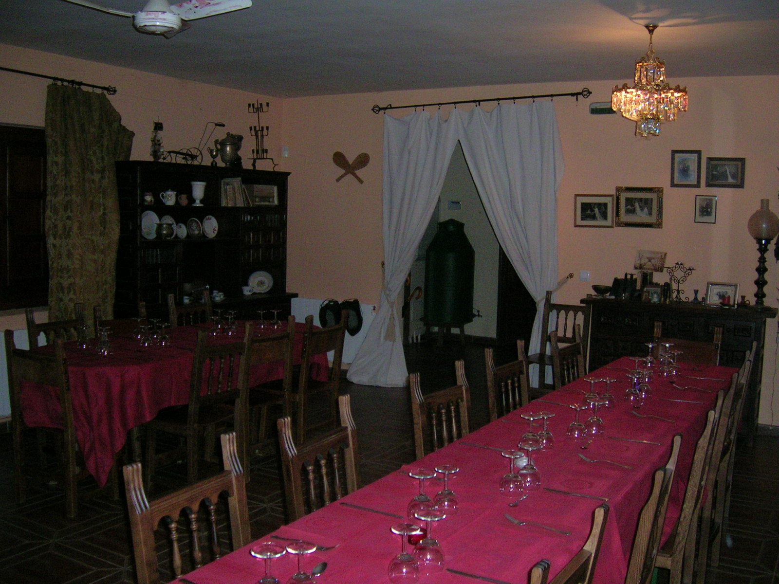Comedor interior de la casa rural con mesas preparadas