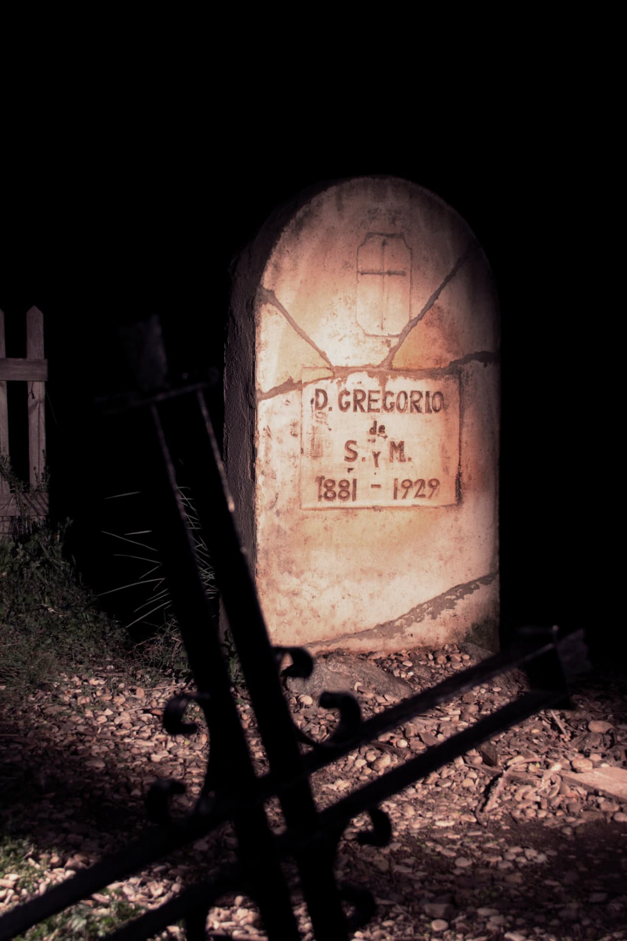 Lápida antigua del cementerio familiar iluminada en la oscuridad